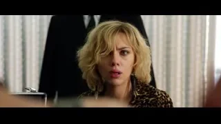 Woman with blonde hair in leopard print blouse — Lucy