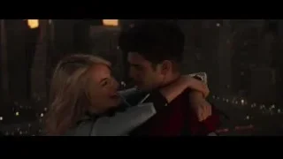 Couple embracing at city skyline sunset — The Amazing Spider Man 2