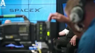 Elon Musk filmed in front of SPACEX screen — Elon Musk: Return to Space