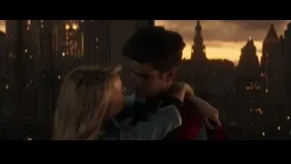 Young couple embracing at city skyline sunset — The Amazing Spider Man 2
