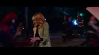 Spider-Man scene with woman by police car — The Amazing Spider Man 2